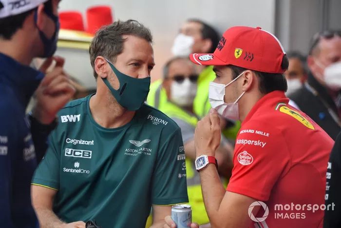 Sebastian Vettel, Aston Martin, Charles Leclerc, Ferrari, en el desfile de pilotos