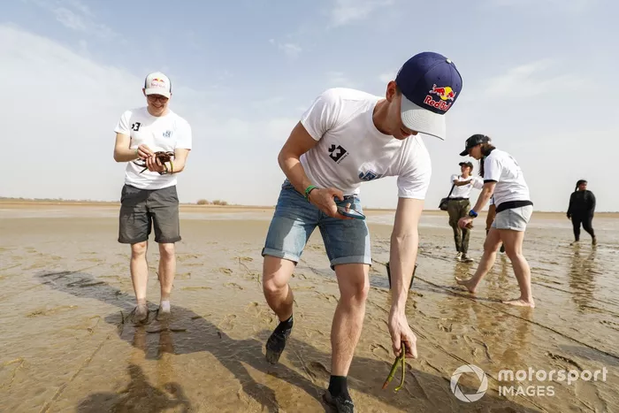 Kevin Hansen, del equipo JBXE Extreme-E, y Timmy Hansen, de Andretti United Extreme E, en la visita al proyecto Oceanium Mangrove Legacy
