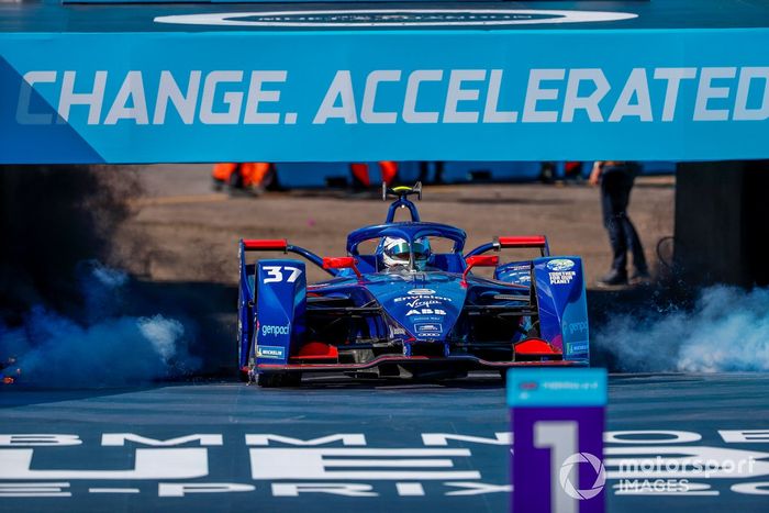 Tercer lugar Nick Cassidy, Envision Virgin Racing, Audi e-tron FE07 llega al podio