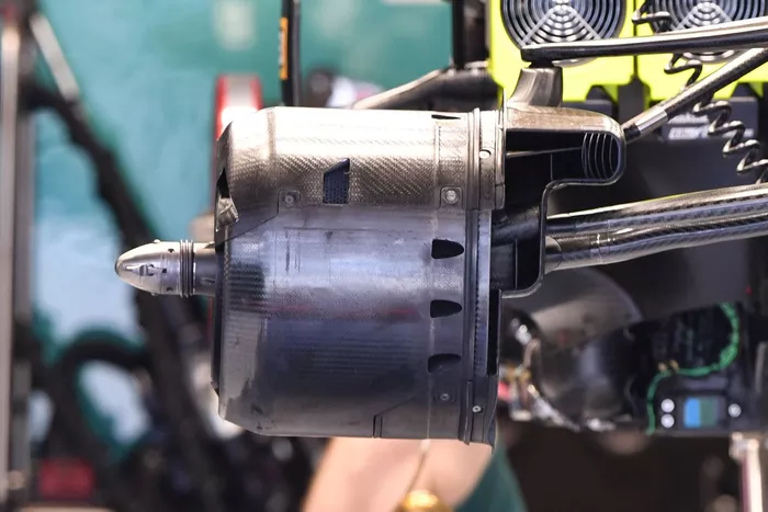 Detalle del conducto del freno delantero del Aston Martin AMR21