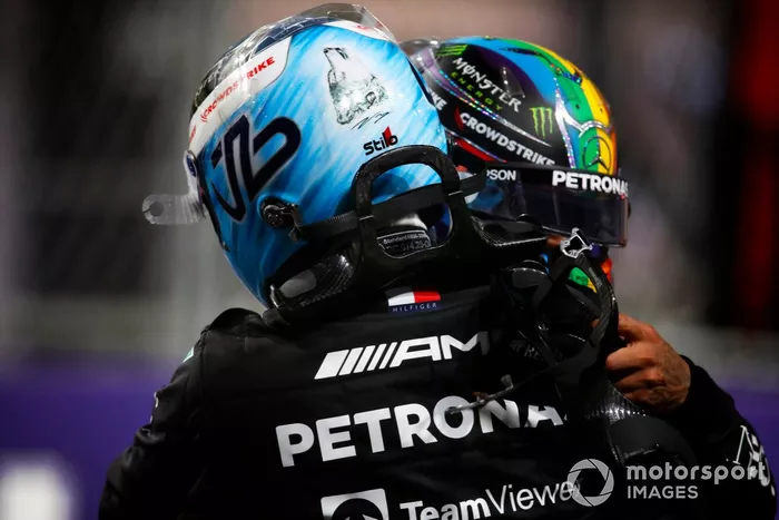 Valtteri Bottas, de Mercedes, felicita al ganador de la pole, Lewis Hamilton, de Mercedes, en el Parc Ferme