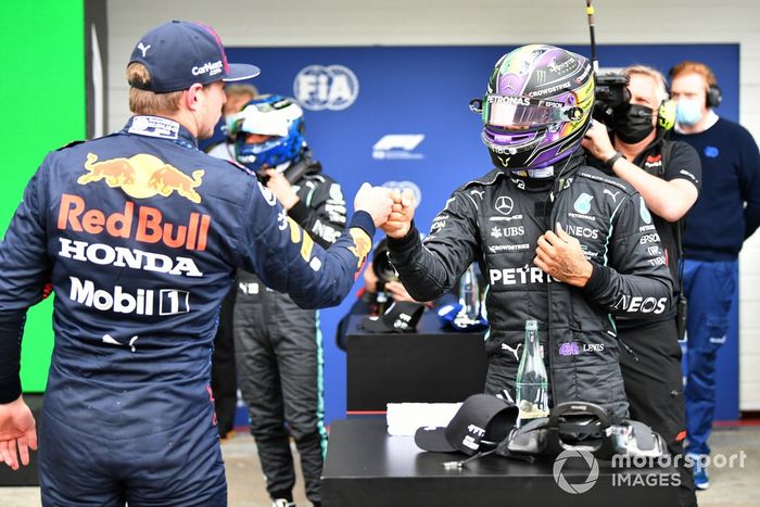 Max Verstappen, Red Bull Racing, felicita Ganador de la pole  para la carrera sprint, Lewis Hamilton, Mercedes, en el Parc Ferme