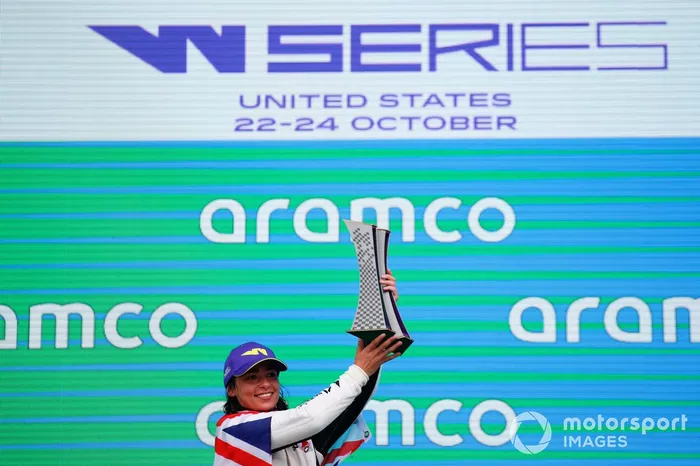 Podio: campeona Jamie Chadwick celebra