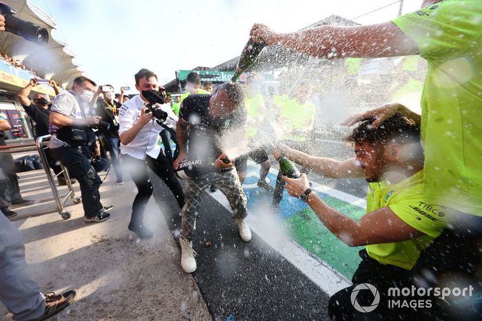 Lewis Hamilton, Mercedes y el equipo Mercedes celebran con champán tras la carrera