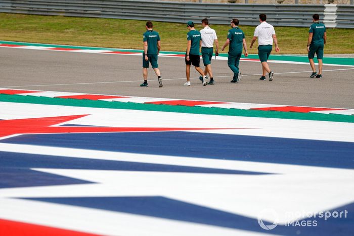 Paseo por la pista del equipo Aston Martin