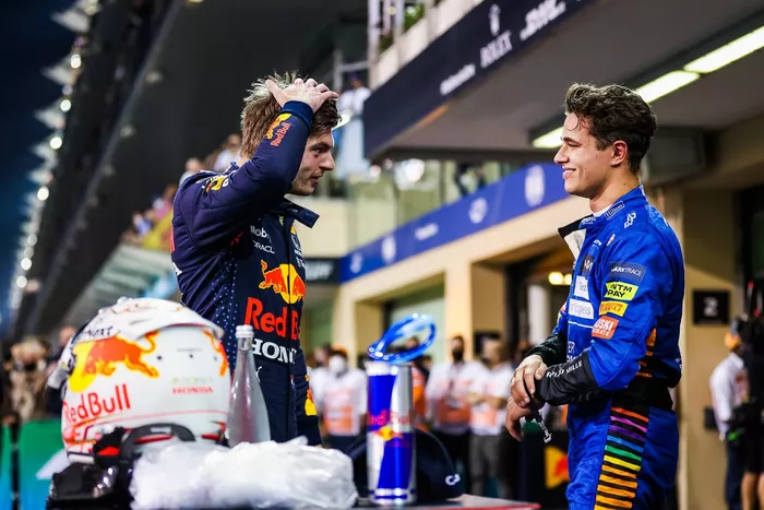 Ganador de la Pole Max Verstappen, Red Bull Racing, y el tercer puesto Lando Norris, McLaren, en Parc Ferme