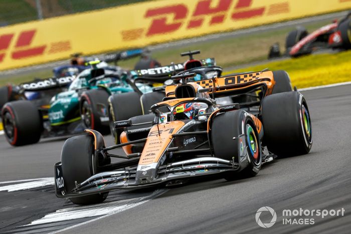 Oscar Piastri, McLaren MCL60, George Russell, Mercedes F1 W14