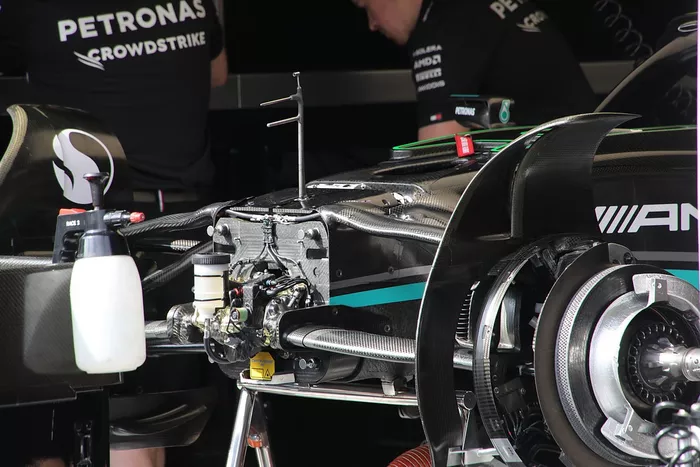 Mercedes W14: Vorderrad-Aufhängung