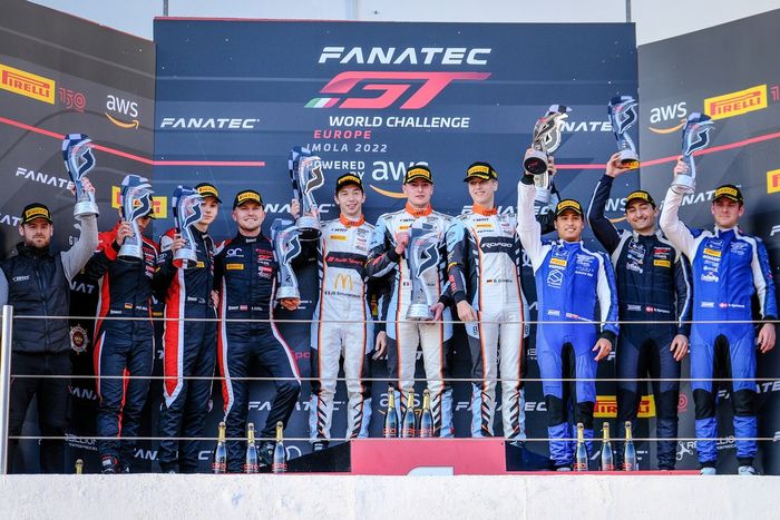 Podio Silver cup: ganador #30 Team WRT Audi R8 LMS evo II GT3: Benjamin Goethe, Thomas Neubauer, Jean-Baptiste Simmenauer, segundo lugar #99 Attempto Racing Audi R8 LMS evo II GT3: Dennis Marschall, Juuso Puhakka, Alex Aka. tercer lugar #159 Garage 59 McLaren 720 S GT3: Manuel Maldonado, Nicolai Kjaergaard, Ethan Simioni