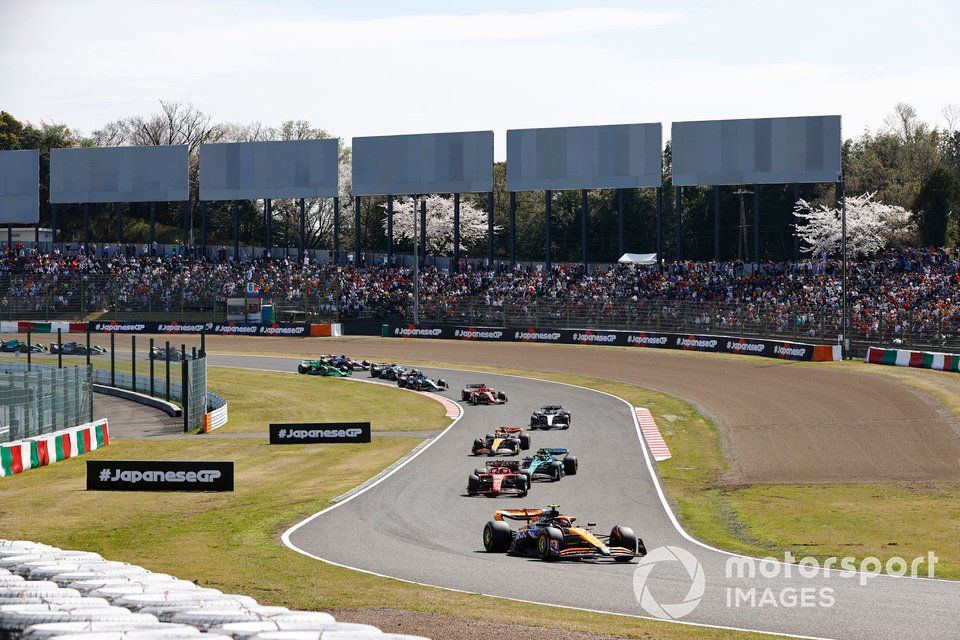 Lando Norris, McLaren MCL38 Carlos Sainz, Ferrari SF-24 