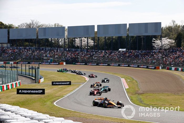 Lando Norris, McLaren MCL38 Carlos Sainz, Ferrari SF-24 