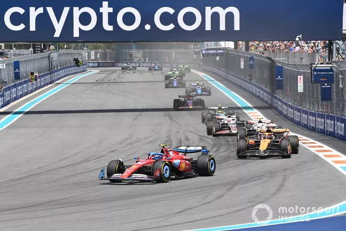 Carlos Sainz, Ferrari SF-24, por delante de Oscar Piastri, McLaren MCL38, Nico Hulkenberg, Haas VF-24, y Kevin Magnussen, Haas VF-24.