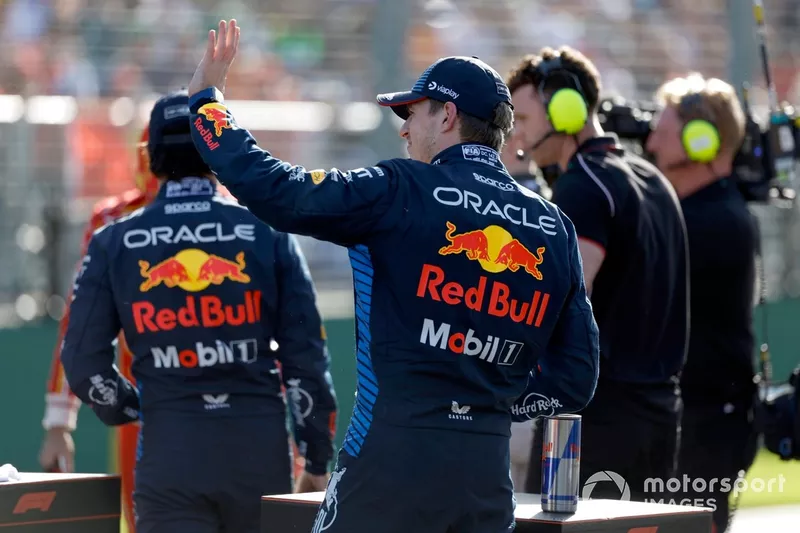 Max Verstappen, Red Bull Racing, salue les fans après la qualification.