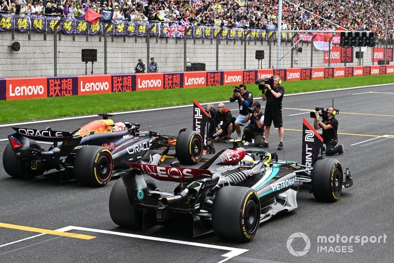 Max Verstappen, Red Bull Racing RB20, 1° posizione, Lewis Hamilton, Mercedes F1 W15, 2° posizione, arrivano sulla griglia di partenza dopo la Sprint Race