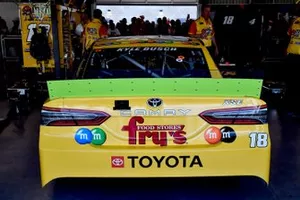  Kyle Busch, Joe Gibbs Racing, Toyota Camry M&M's