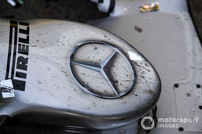 Champagne y confetti en el Mercedes AMG F1 W10