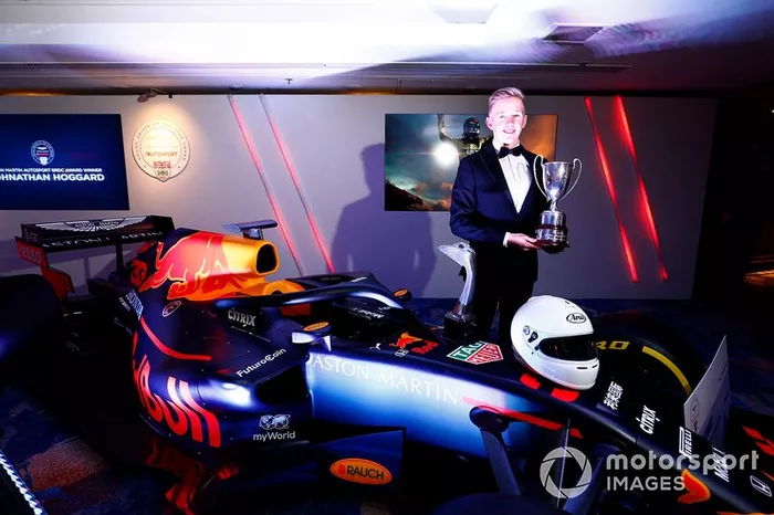 El ganador del Premio al Joven Piloto del Año Aston Martin Autosport BRDC: Johnathan Hoggard con el Red Bull Racing RB15