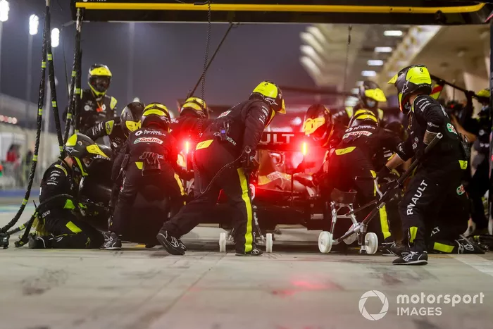 Daniel Ricciardo, Renault F1 Team R.S.20, en pits