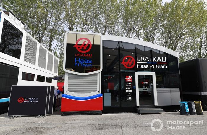 El motorhome de Haas F1 en el paddock