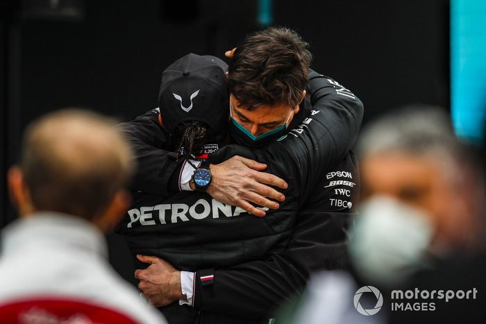 Lewis Hamilton, Mercedes-AMG F1, celebra en Parc Ferme después de asegurar su séptimo campeonato mundial con  Toto Wolff, Director Mercedes AMG