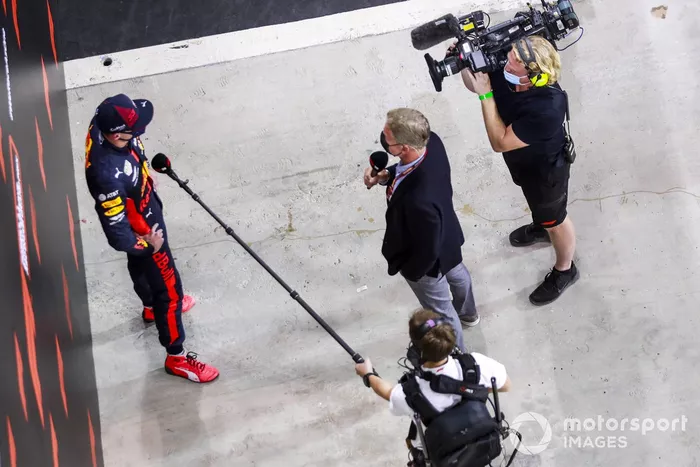 Ganador de la pole Max Verstappen, Red Bull Racing con la prensa