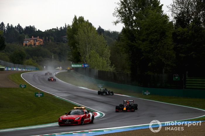 El Safety Car lidera a Max Verstappen, Red Bull Racing RB16B, Lewis Hamilton, Mercedes W12, Charles Leclerc, Ferrari SF21, Sergio Pérez, Red Bull Racing RB16B