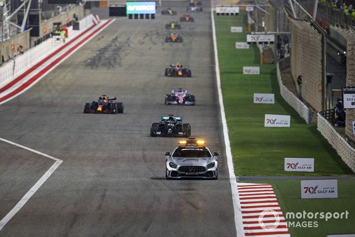Safety Car Lewis Hamilton, Mercedes F1 W11, Max Verstappen, Red Bull Racing RB16, Sergio Pérez, Racing Point RP20, Alex Albon, Red Bull Racing RB16