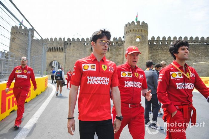 Charles Leclerc, Ferrari, recorre la pista con sus ingenieros y Jock Clear, ingeniero de carrera