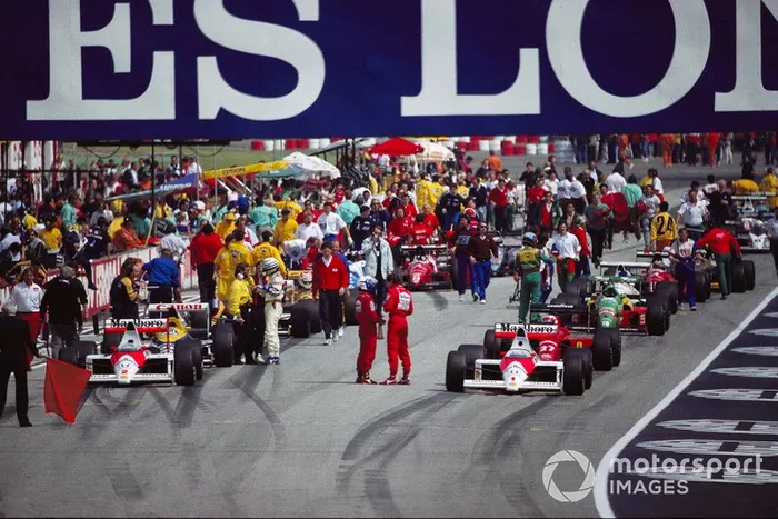 Alain Prost et Ayrton Senna, McLaren en discussion sur la grille avant le second départ