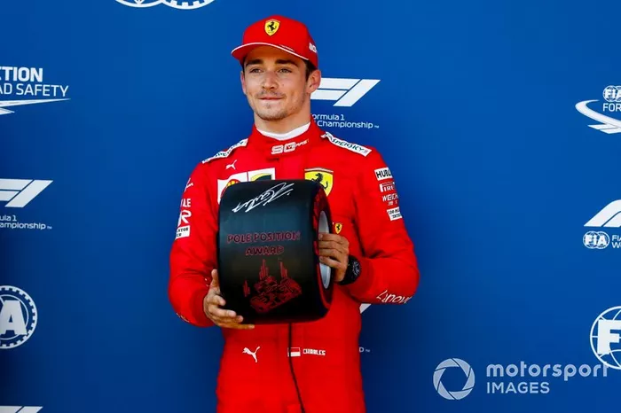 Ganador de la pole Charles Leclerc, Ferrari recibe el Premio Pirelli Pole Position