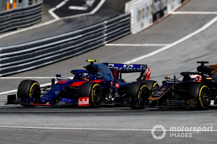 Alexander Albon, Toro Rosso STR14, Romain Grosjean, Haas F1 Team VF-19