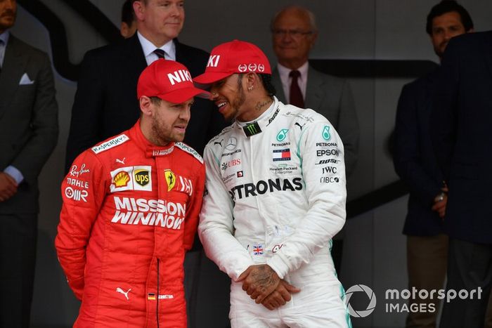 Podio: segundo lugar Sebastian Vettel, Ferrari, y ganador de la carrera Lewis Hamilton, Mercedes AMG F1