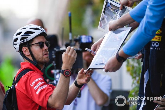 Sebastian Vettel, Ferrari, firma un autografo ai fan