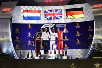 Max Verstappen, Red Bull Racing, Lewis Hamilton, Mercedes AMG F1 e Sebastian Vettel, Ferrari, festeggiano sul podio