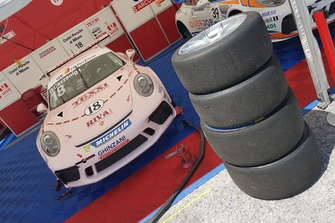 Pneumatici davanti alla Porsche 911 GT3 Cup di Daniele Cazzaniga, Ghinzani Arco Motorsport