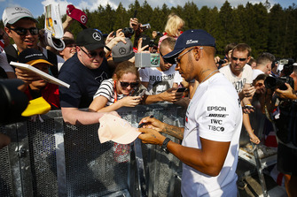 Lewis Hamilton, Mercedes AMG F1, imza dağıtıyor