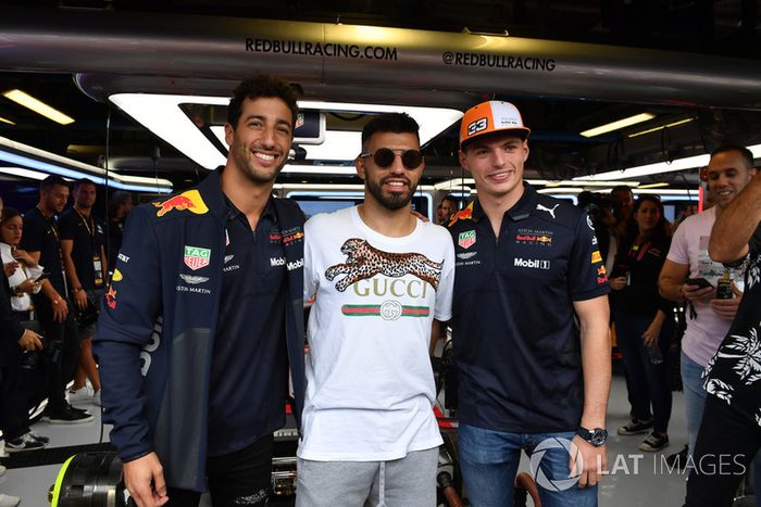 Sergio Aguero, con Daniel Ricciardo, Red Bull Racing y Max Verstappen, Red Bull Racing 