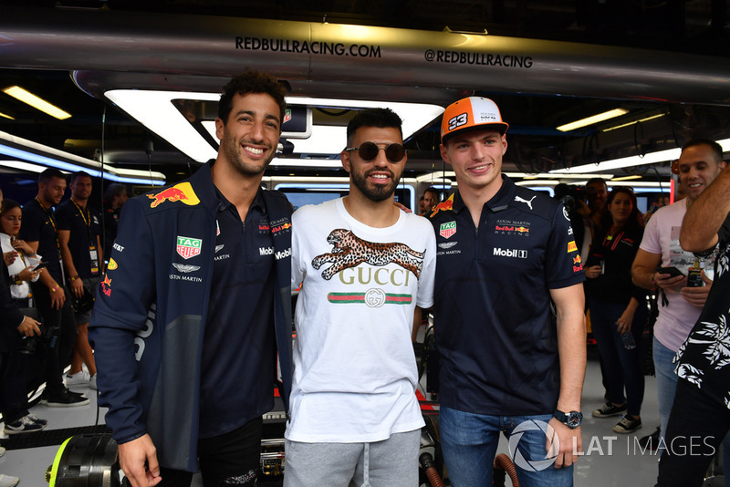 Sergio Aguero, con Daniel Ricciardo, Red Bull Racing y Max Verstappen, Red Bull Racing