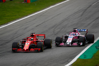 Sebastian Vettel, Ferrari SF71H, voor Sergio Perez, Racing Point Force India VJM11