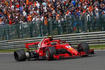 Kimi Raikkonen, Ferrari SF71H with rear puncture on lap one