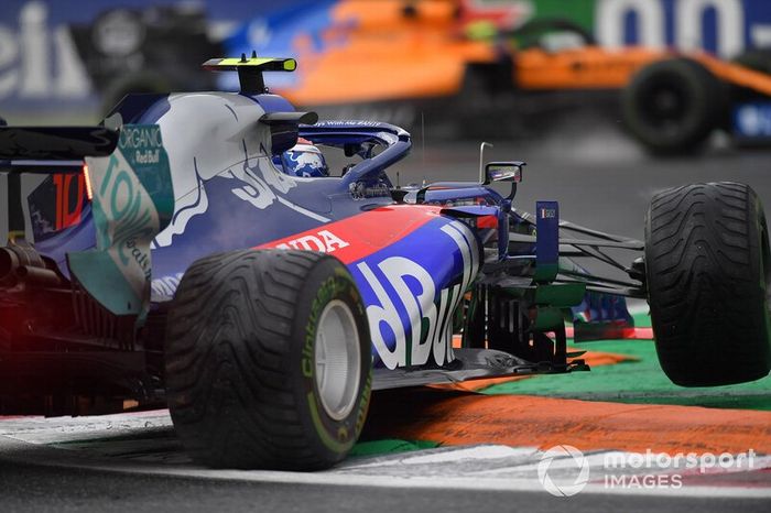 Pierre Gasly, Toro Rosso STR14, gira sobre un bordillo