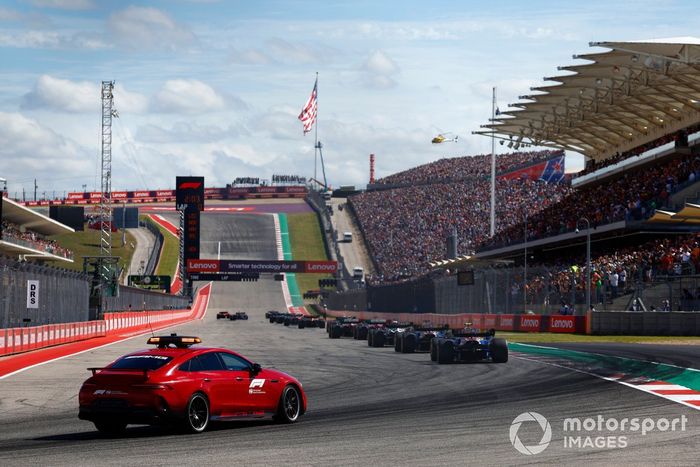 El Safety Car sigue a los pilotos hasta la parrilla al final de la vuelta de formación
