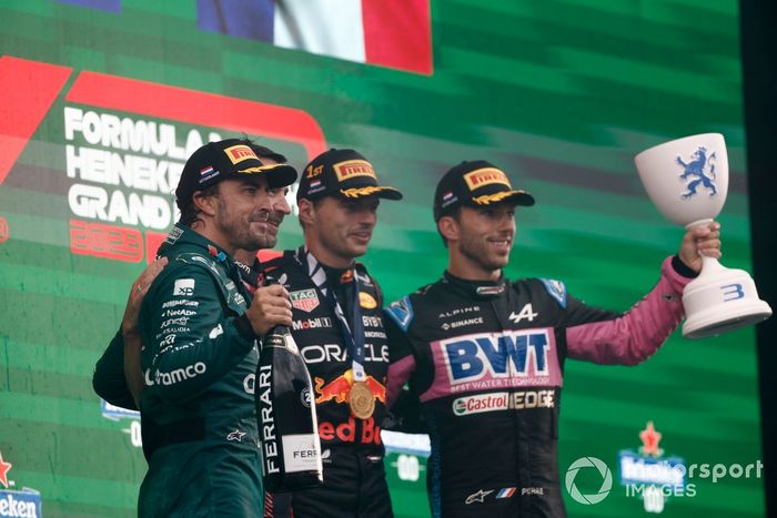 Fernando Alonso, Aston Martin F1 Team, 2ª posición, el delegado del trofeo Red Bull, Max Verstappen, Red Bull Racing, 1ª posición, Pierre Gasly, Alpine F1 Team, 3ª posición, en el podio.