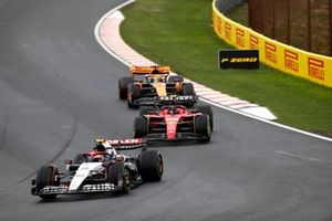 Yuki Tsunoda, AlphaTauri AT04, lidera Carlos Sainz, Ferrari SF-23, y Oscar Piastri, McLaren MCL60