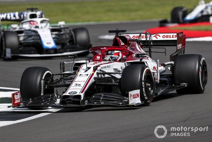 Kimi Raikkonen, Alfa Romeo Racing C39, George Russell, Williams FW43