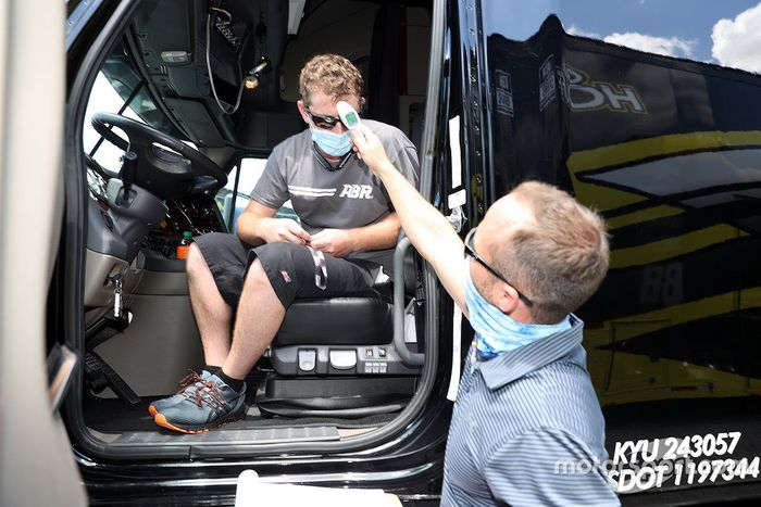 Un conductor de un tráiler es revisado para saber su temperatura