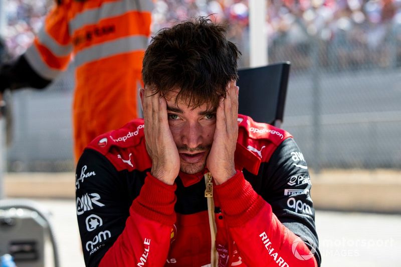 Un abatido Charles Leclerc, Ferrari F1-75, tras su choque en Le Beausset