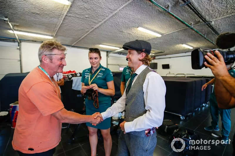 Sebastian Vettel, Aston Martin, si prepara a guidare l'Aston Martin Green Pea TT1 del 1922, parlando con il proprietario Robert Murray