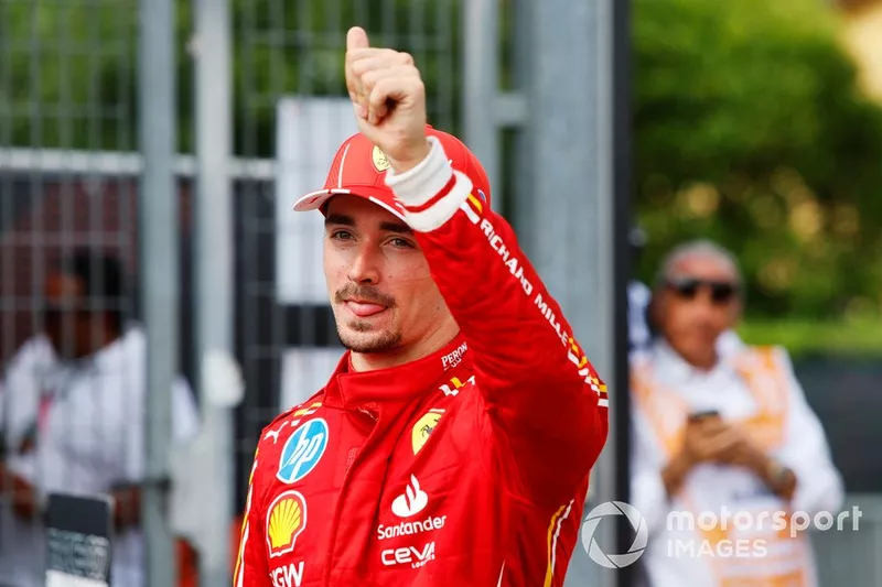 Charles Leclerc, Scuderia Ferrari, 3e position, lève le pouce depuis le Parc Ferme