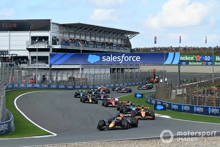 Max Verstappen, Red Bull Racing RB20, Lando Norris, McLaren MCL38, George Russell, Mercedes F1 W15, Oscar Piastri, McLaren MCL38, el resto de la parrilla en la primera vuelta.